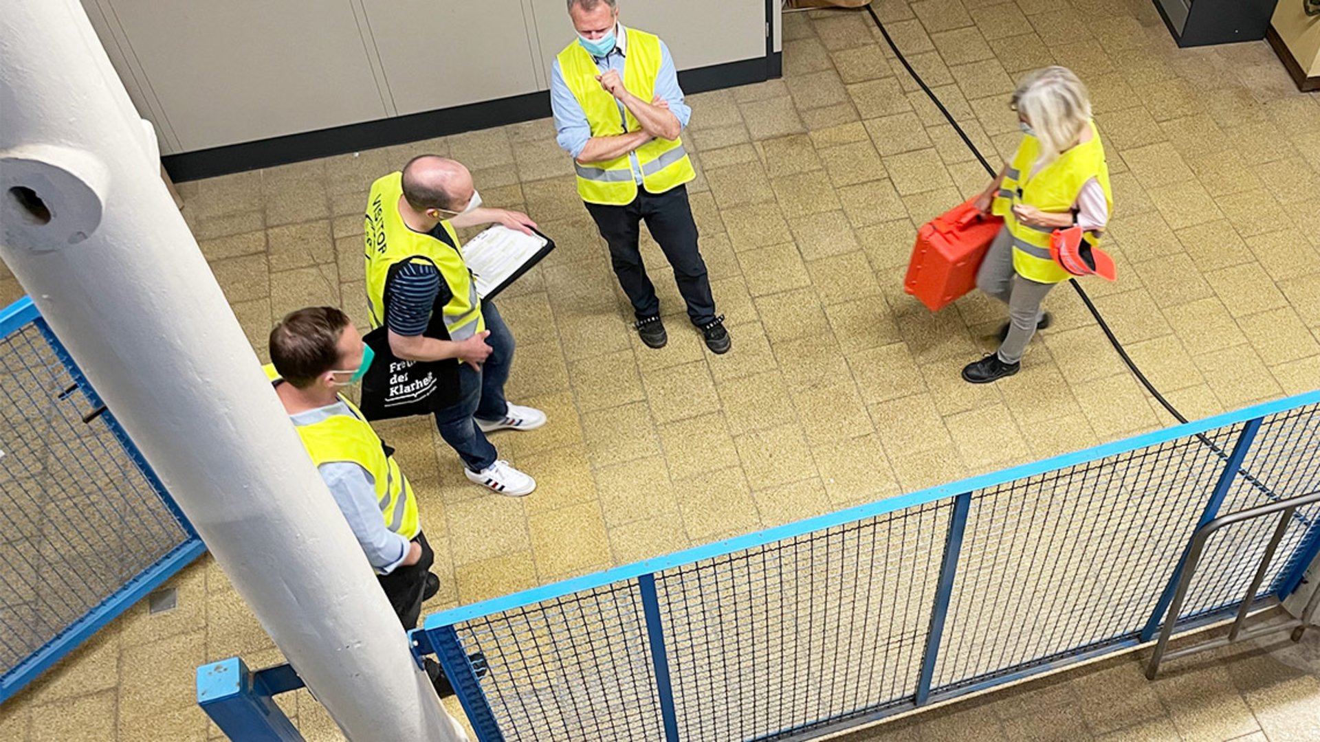 Team der Freunde der Klarheit beobachtet in einem Design Thinking Projekt Anwender in einer Papierfabrik.