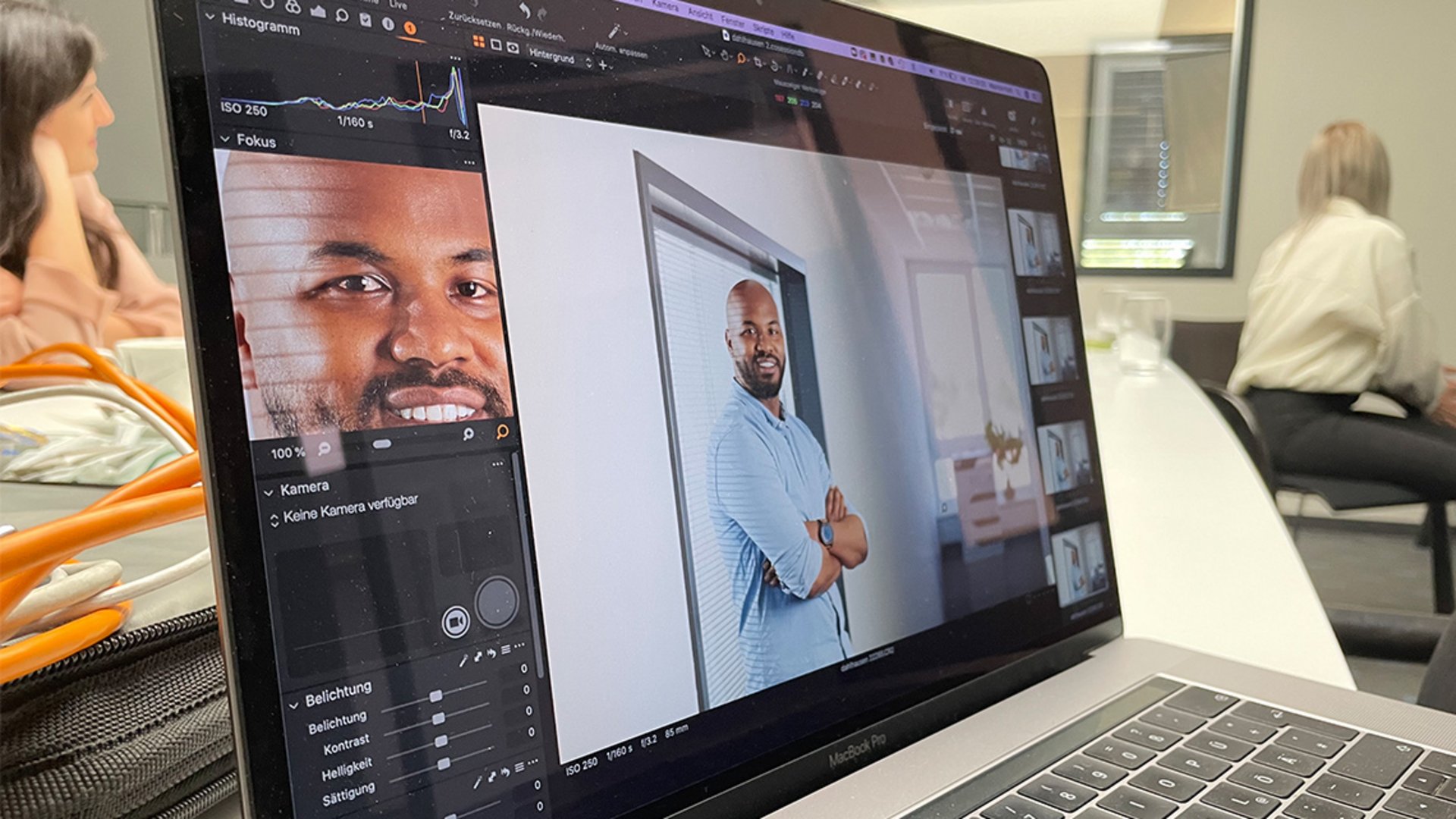 Laptop Monitor mit Bild aus einem Fotoshooting für eine Employer Branding Kampagne.