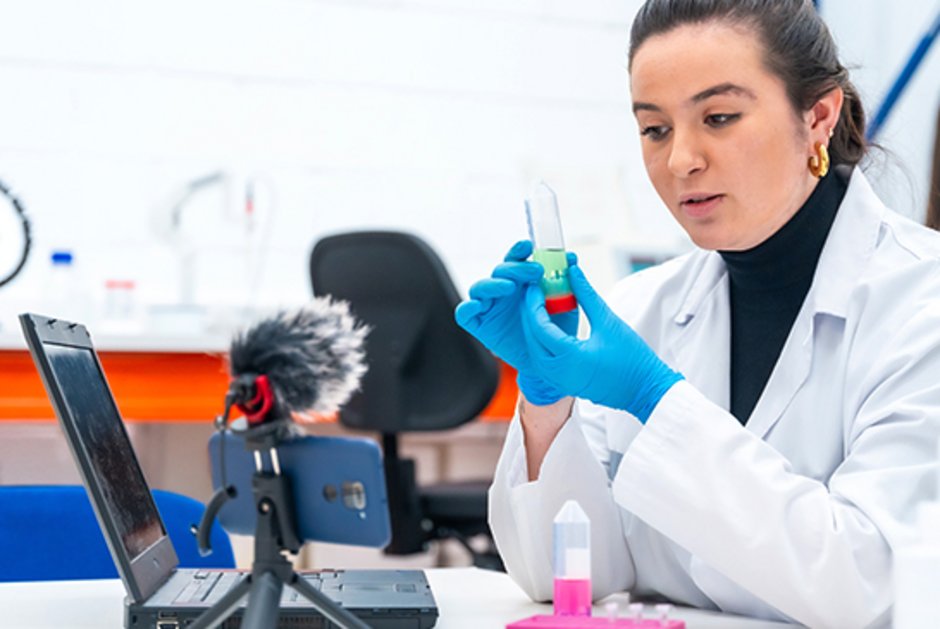 Laborantin dreht mit dem Smartphone ein Video für das Content Marketing.