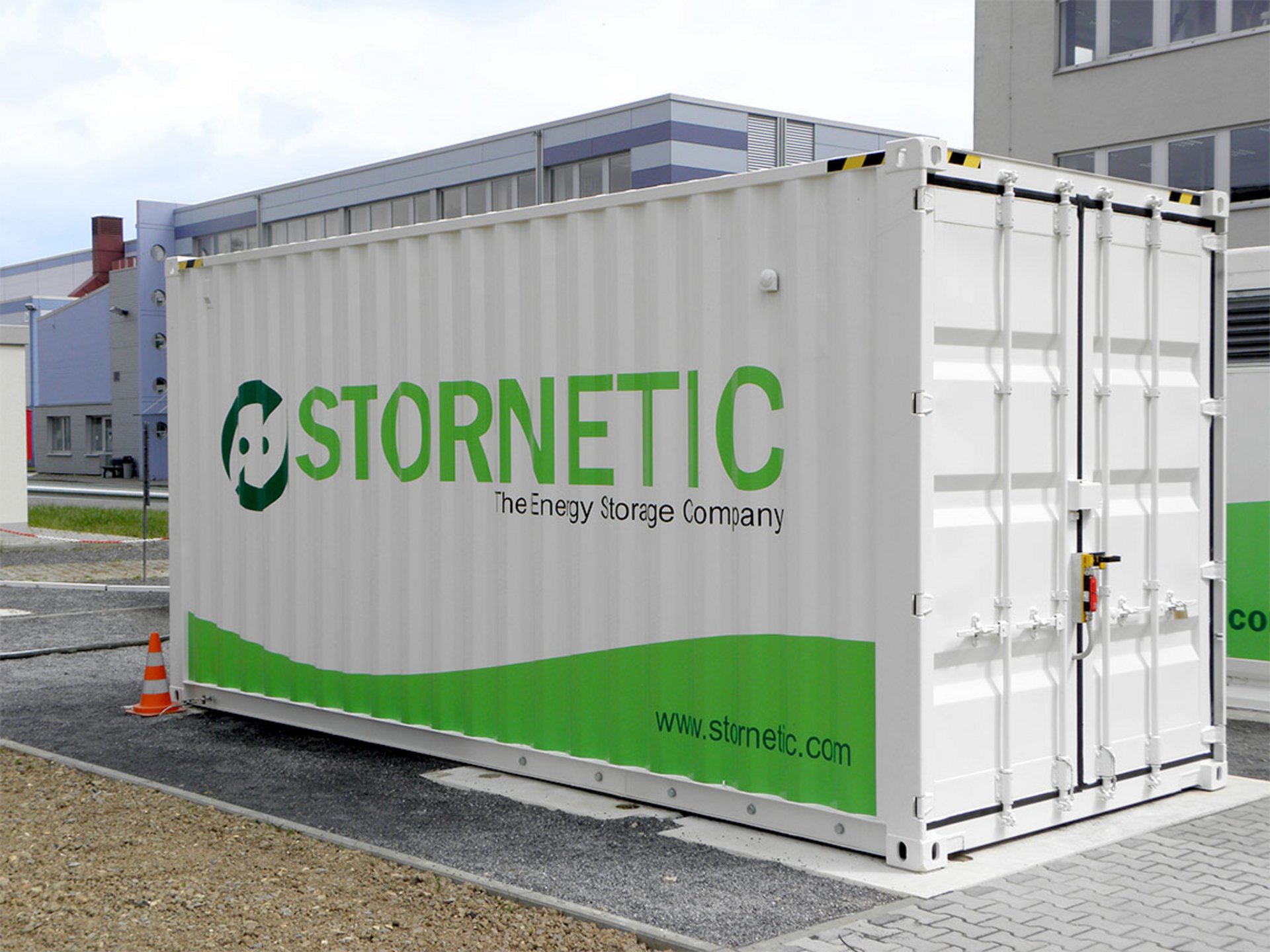Die STORNETIC Systemlösung DuraStor® ist ein Container, der mit einer dem Energiebedarf entsprechenden Anzahl an Schwungrädern EnWheel® ausgestattet ist und am Ort des Leistungsbezugs aufgebaut wird.
