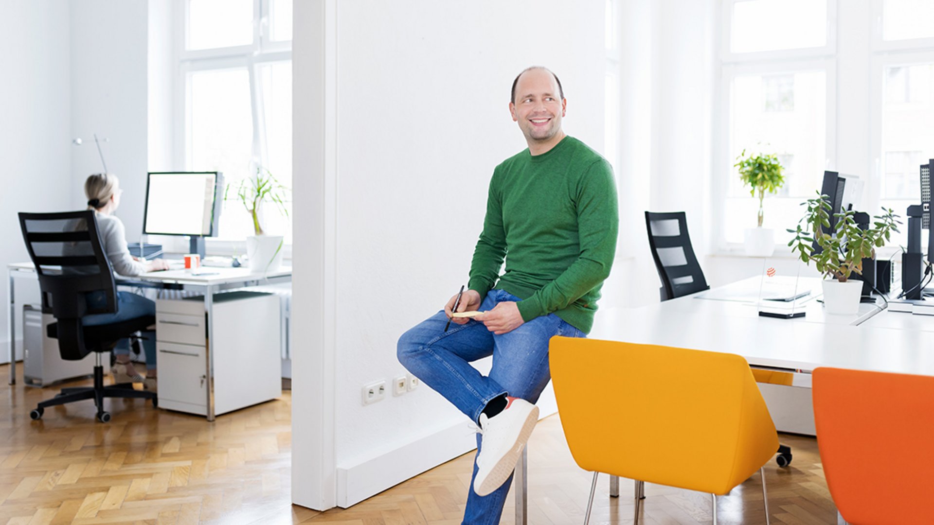 Gabriel Günther von Freunde der Klarheit sitzt im Büroraum.