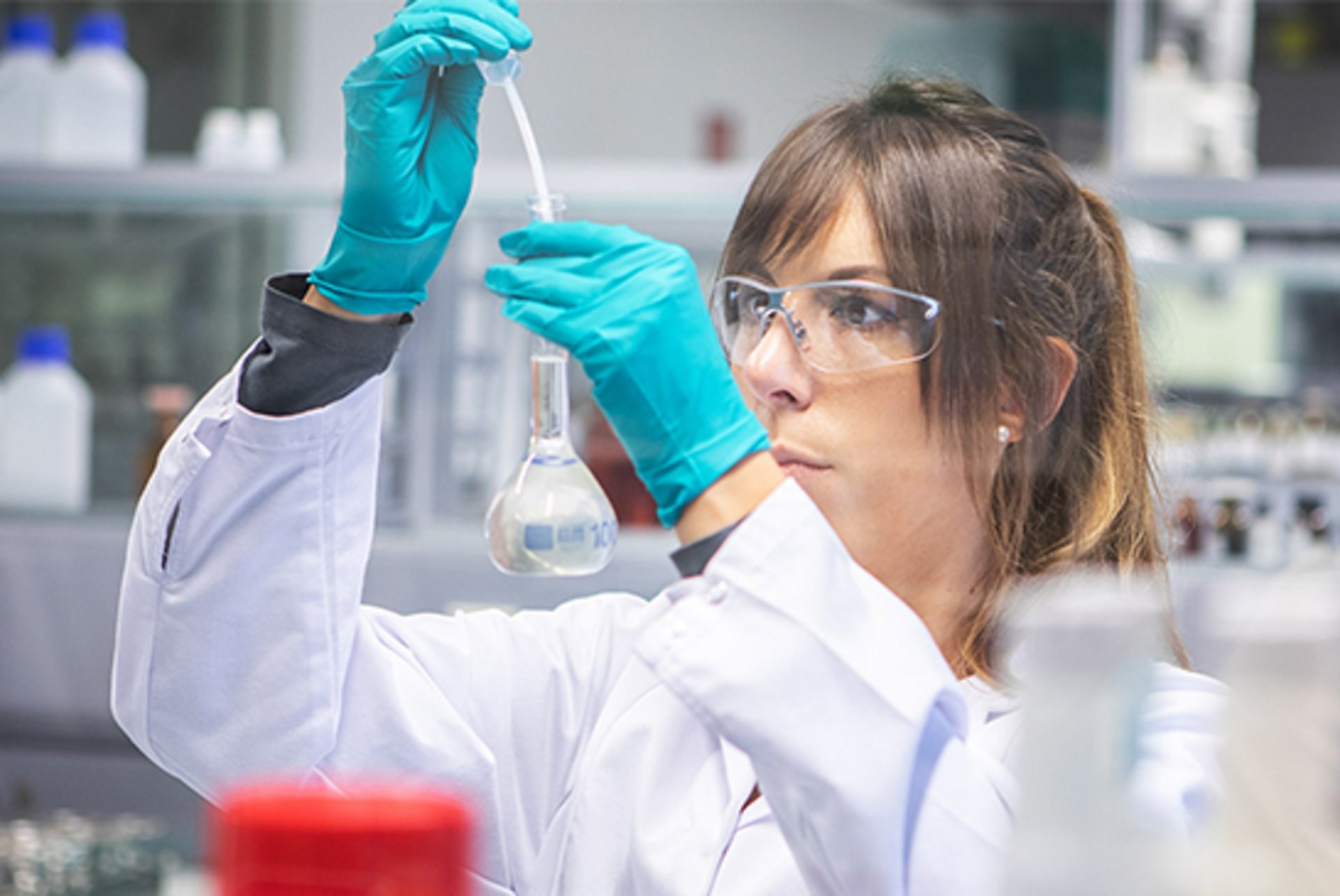 Laborantin von BOLDER Arzneimittel bei der Qualitätskontrolle .