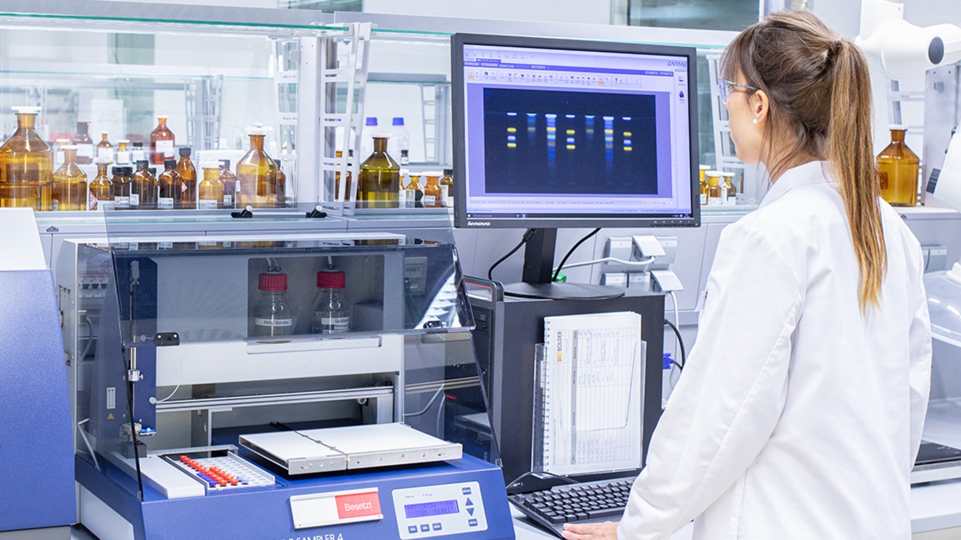 Die BOLDER Arzneimittel Bildwelt zeigt eine Laborantin, die mit einem Gerät die Qualität einer Produktprobe kontrolliert.