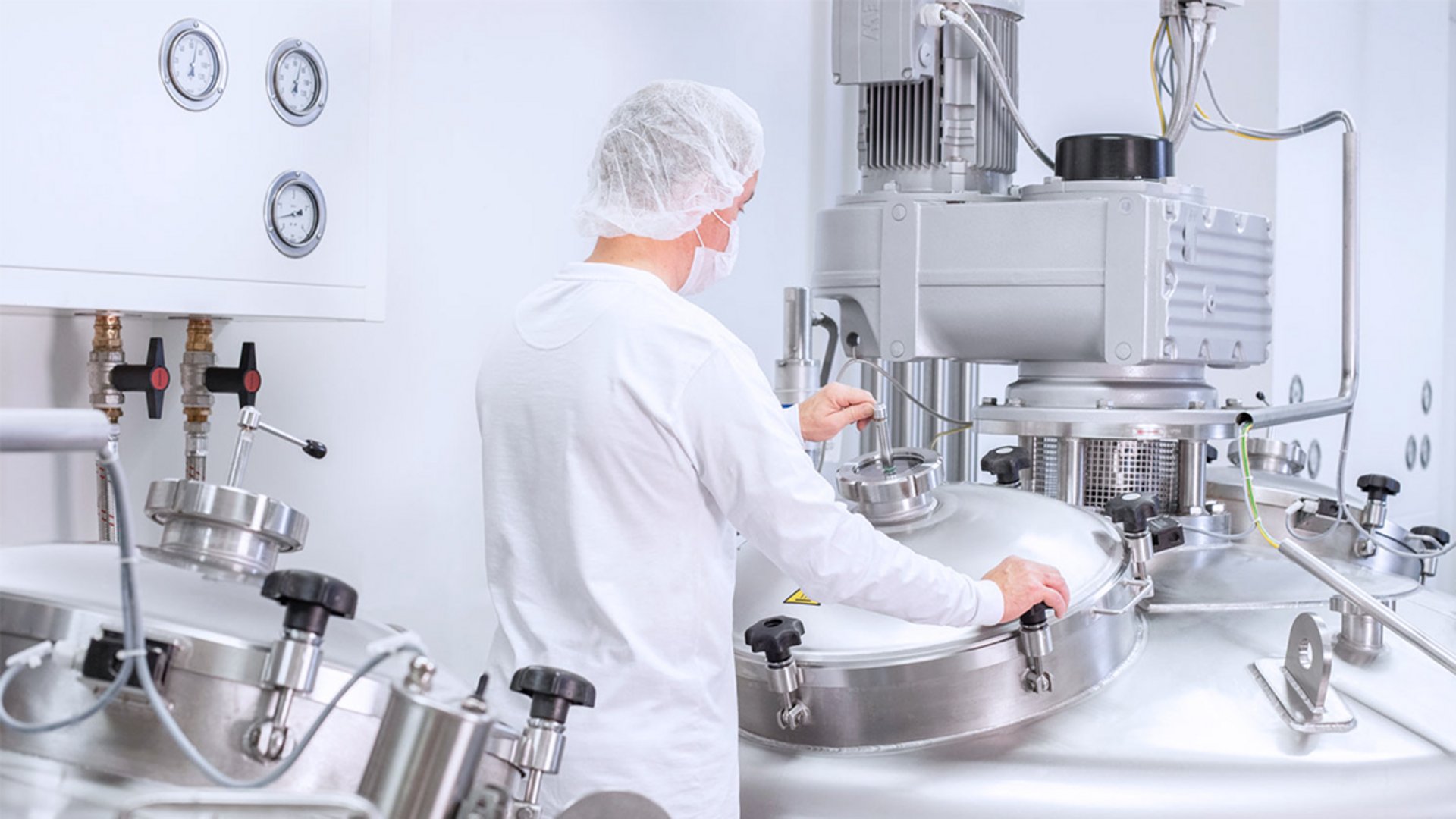 Die BOLDER Arzneimittel Bildwelt zeigt einen Mitarbeiter, der einen Kessel mit Gießmasse für die Pastillen Produktion verschließt.