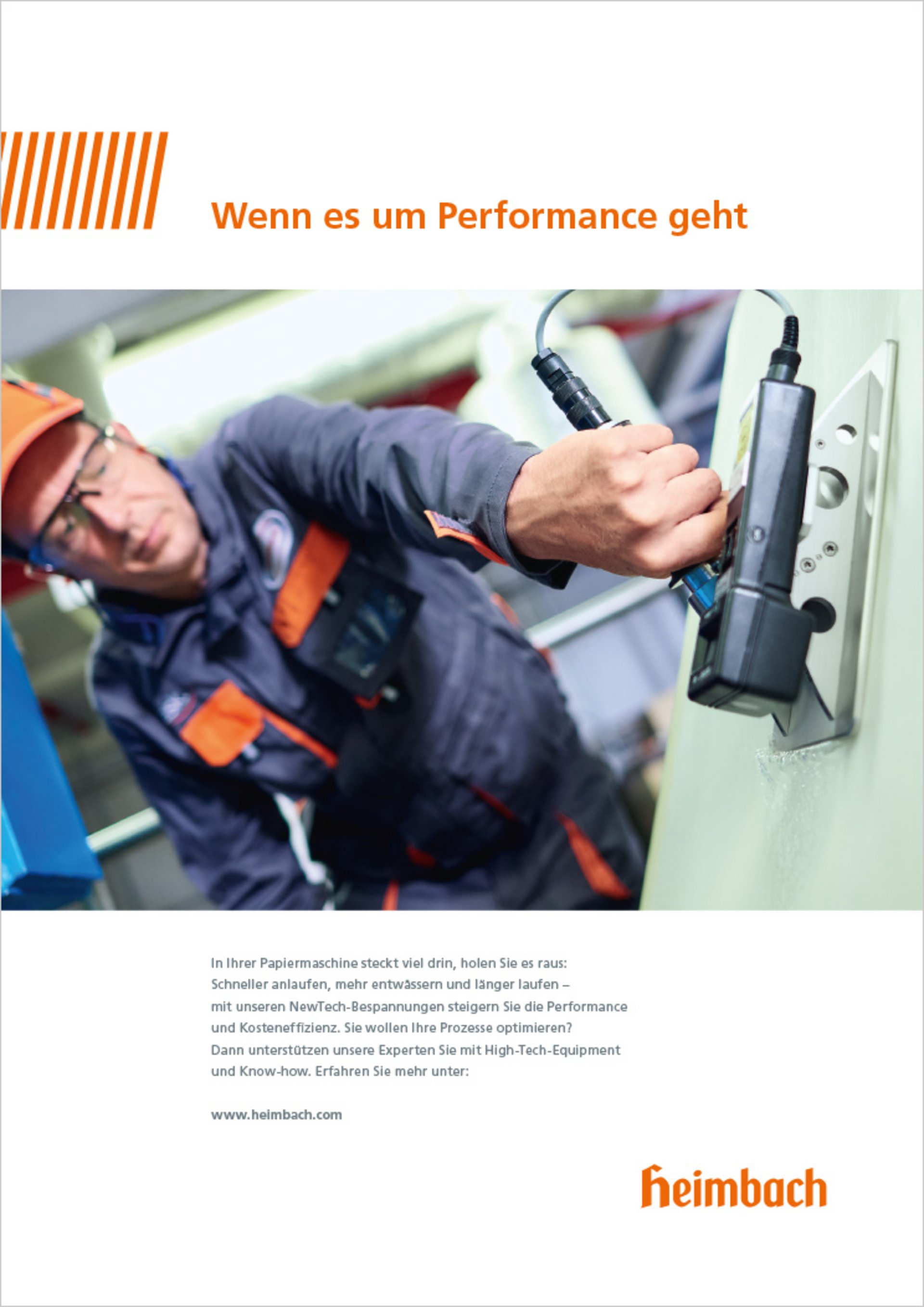 Imageanzeige, die den Service-Techniker beim Messen an der Papiermaschine zeigt und vermittelt, dass Heimbach für eine Steigerung der Maschinen-Performance sorgt.