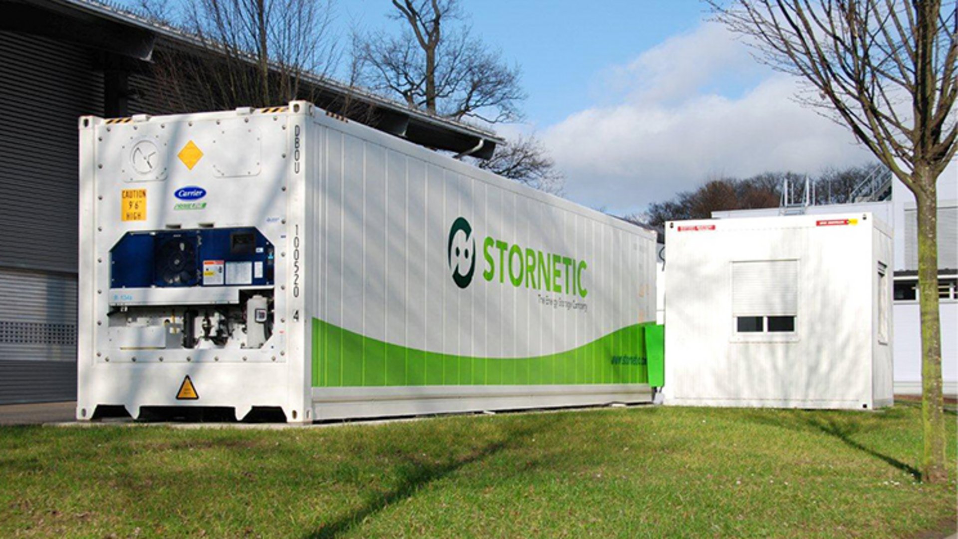 Die STORNETIC Systemlösung DuraStor® ist ein Container, der mit einer dem Energiebedarf entsprechenden Anzahl an Schwungrädern EnWheel® ausgestattet ist und vor einem Produktionsstandort steht.