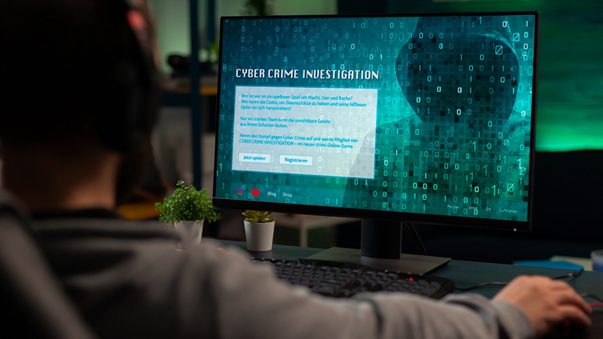 Ein Telekom Mitarbeiter testet das Cyber Security Game von T-Systems am Computer.
