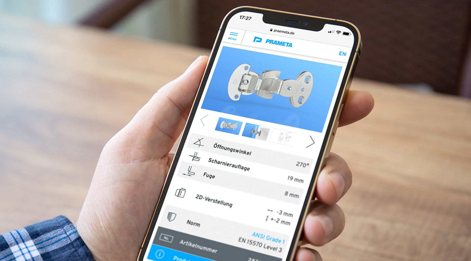 Smartphone mit der Website des Scharnier Spezialisten PRÄMETA in der Hand eines Kunden
