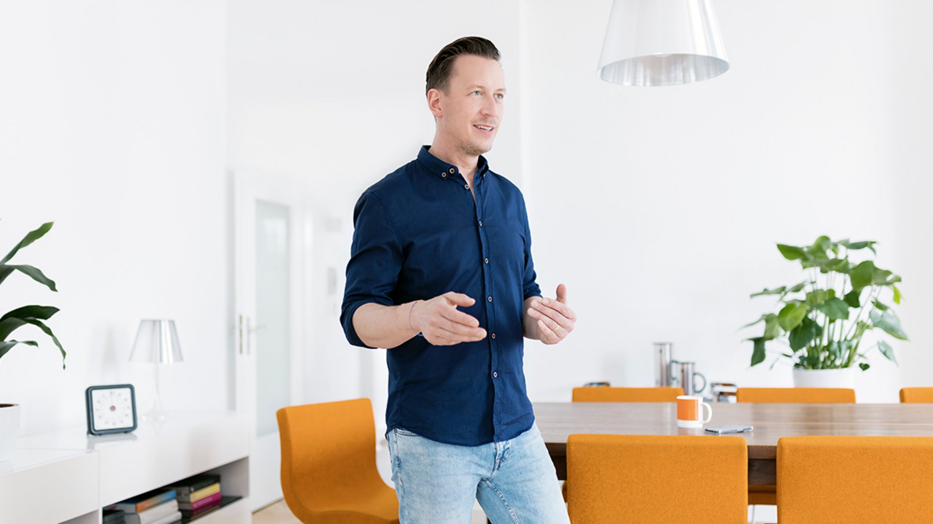 Carsten Brandt von Freunde der Klarheit steht im Konferenzzimmer.