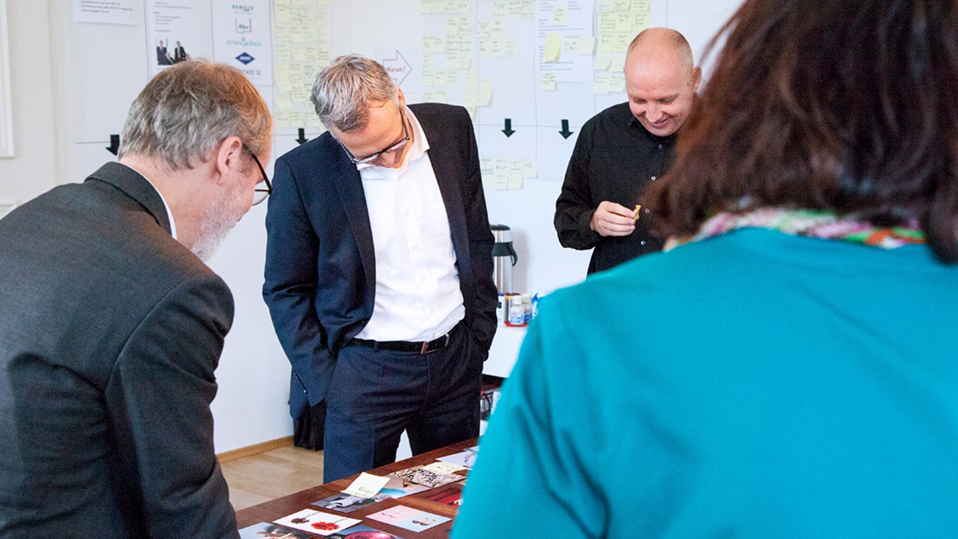 Management Team von BOLDER Arzneimittel sammelt anhand von Bildkarten Assoziationen zur Marke.