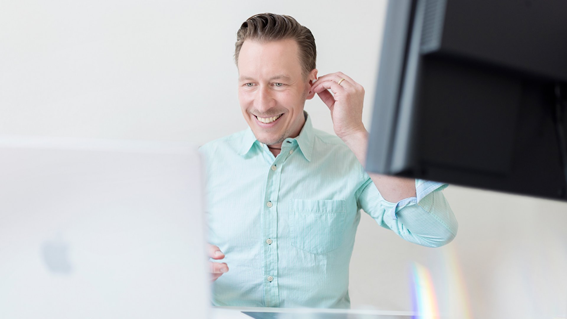 Carsten Brandt von Freunde der Klarheit spricht in einem Video Call.