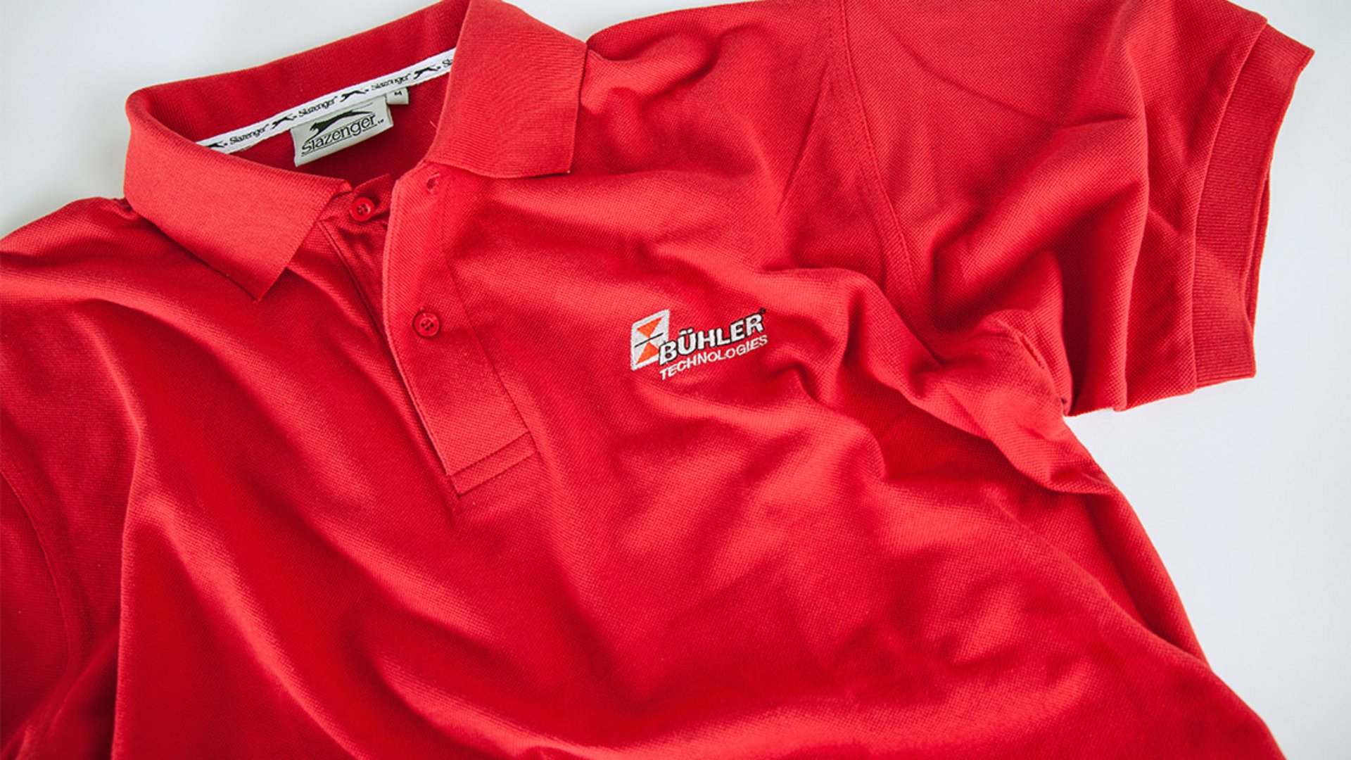 Mitarbeiter Kleidung in der Corporate Colour von BÜHLER Technologies.