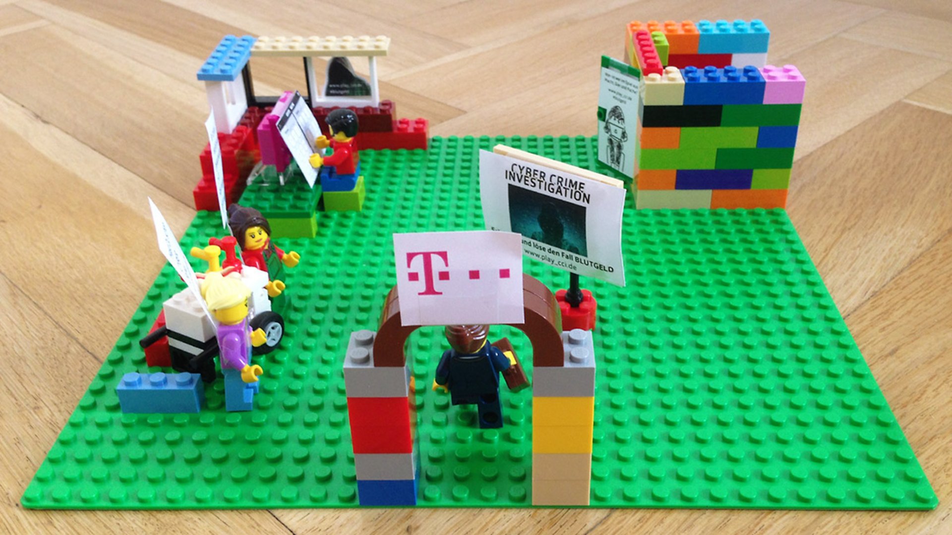 Die Employee Journey zeigt verschiedene Touchpoints von T-Systems-/Telekom-Mitarbeitenden innerhalb eines Firmengebäudes.