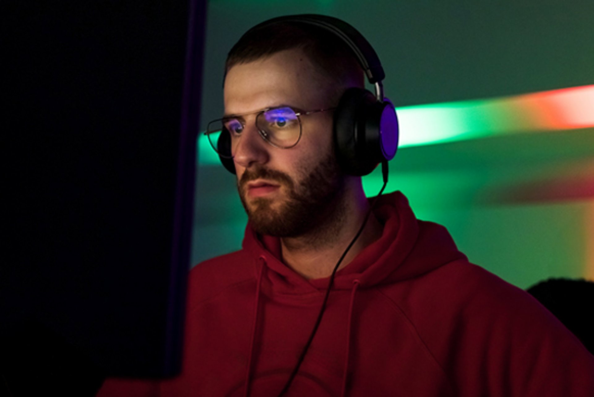 Ein T-Systems-/Telekom-Mitarbeiter schaut konzentriert auf seinen Bildschirm und spielt das neue Cyber Security Game.