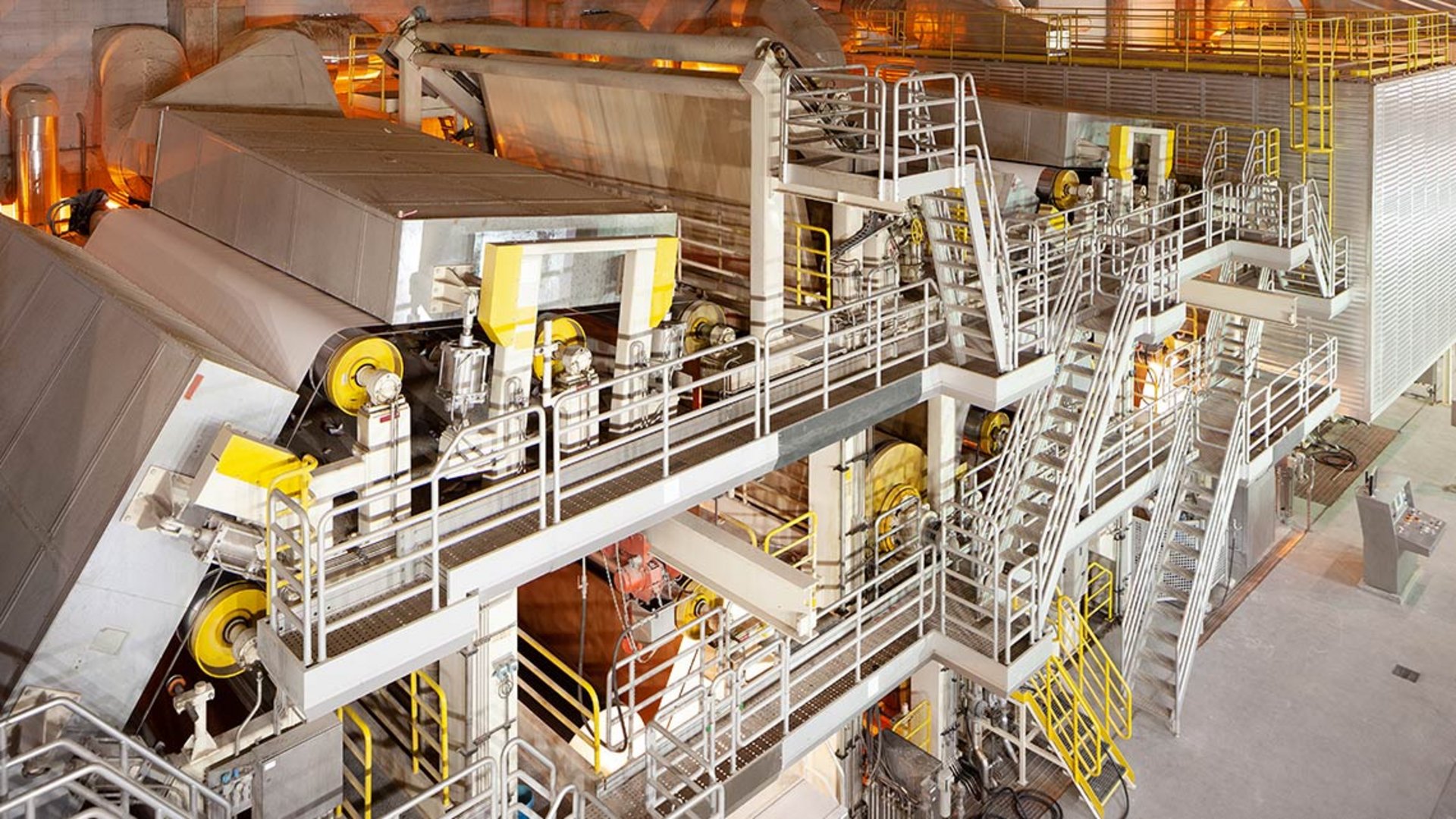 Pressenpartie einer Papiermaschine in einer Papierfabrik.