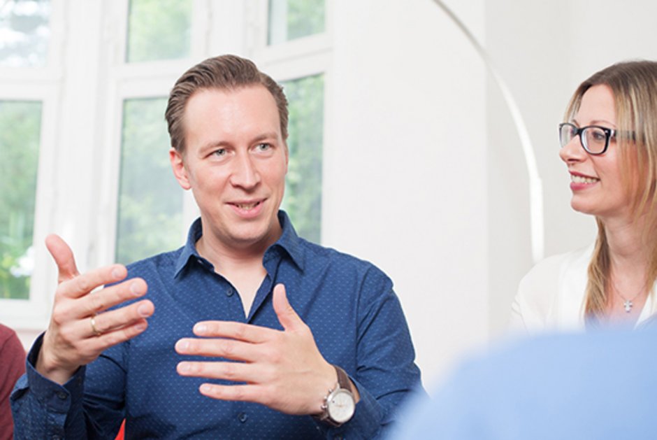 Marketingberatung durch die Freunde der Klarheit in einem Kundengespräch.