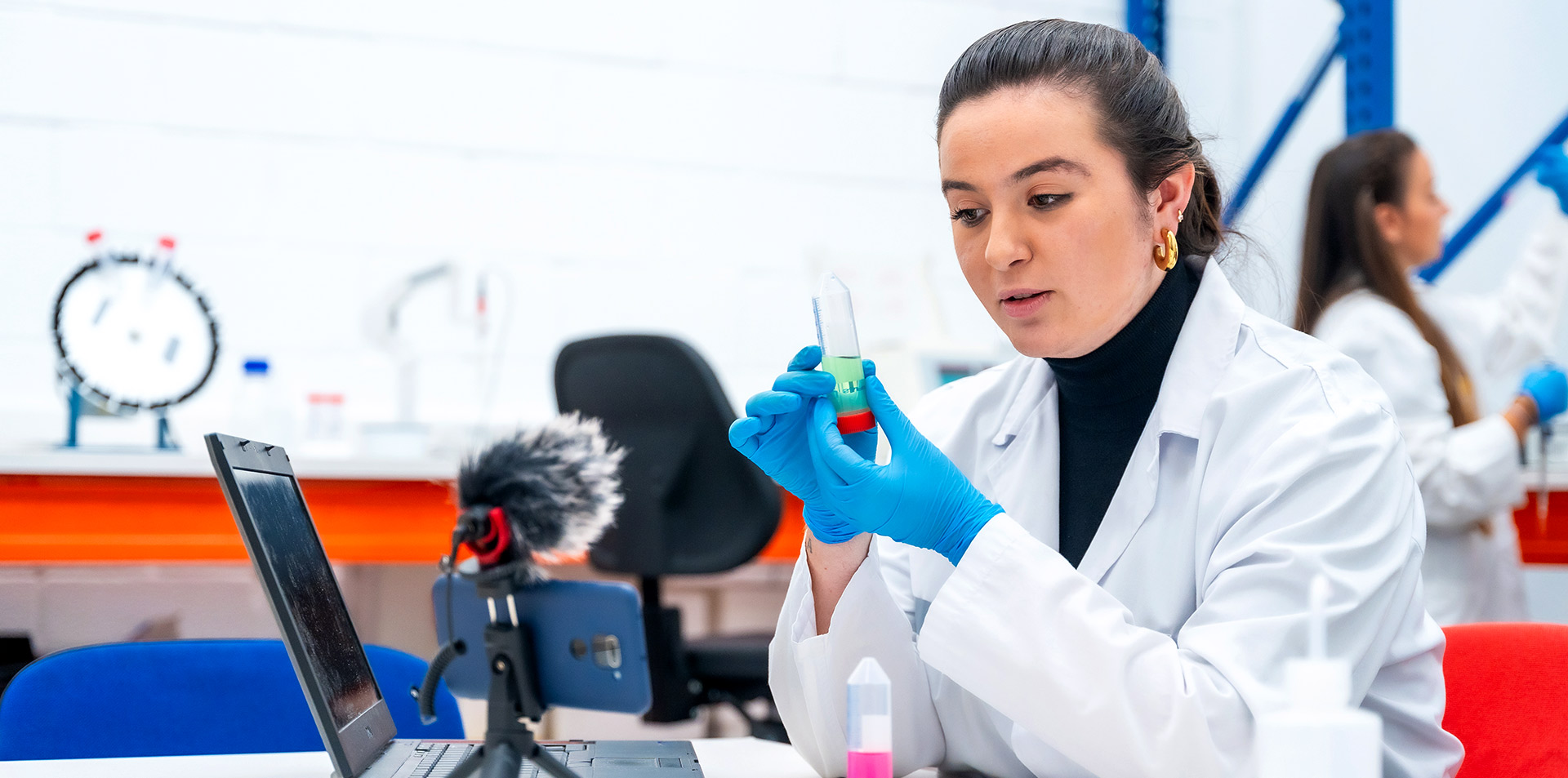 Laborantin dreht mit dem Smartphone ein Video für das Content Marketing.