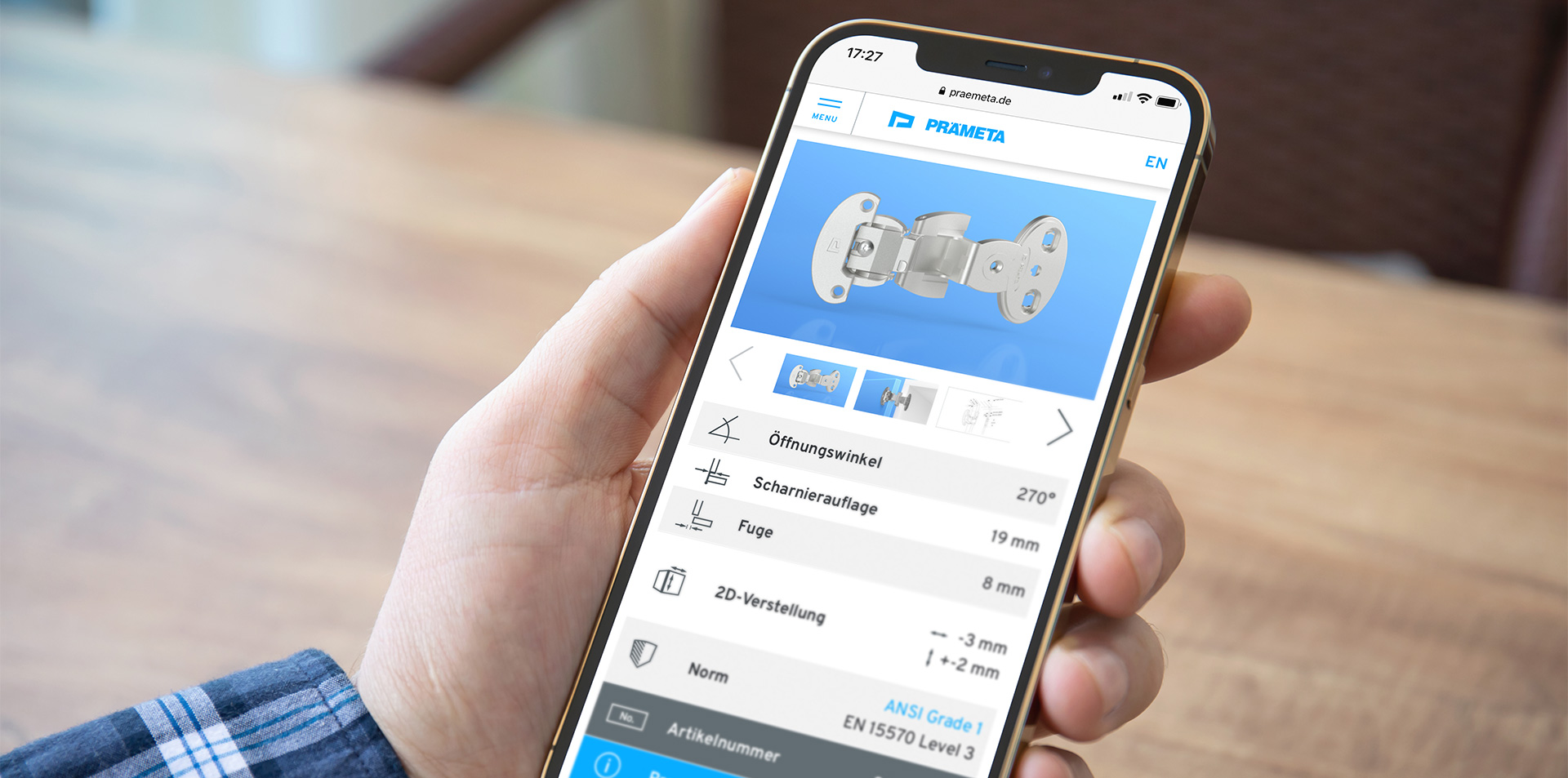 Smartphone mit der Website des Scharnier Spezialisten PRÄMETA in der Hand eines Kunden.