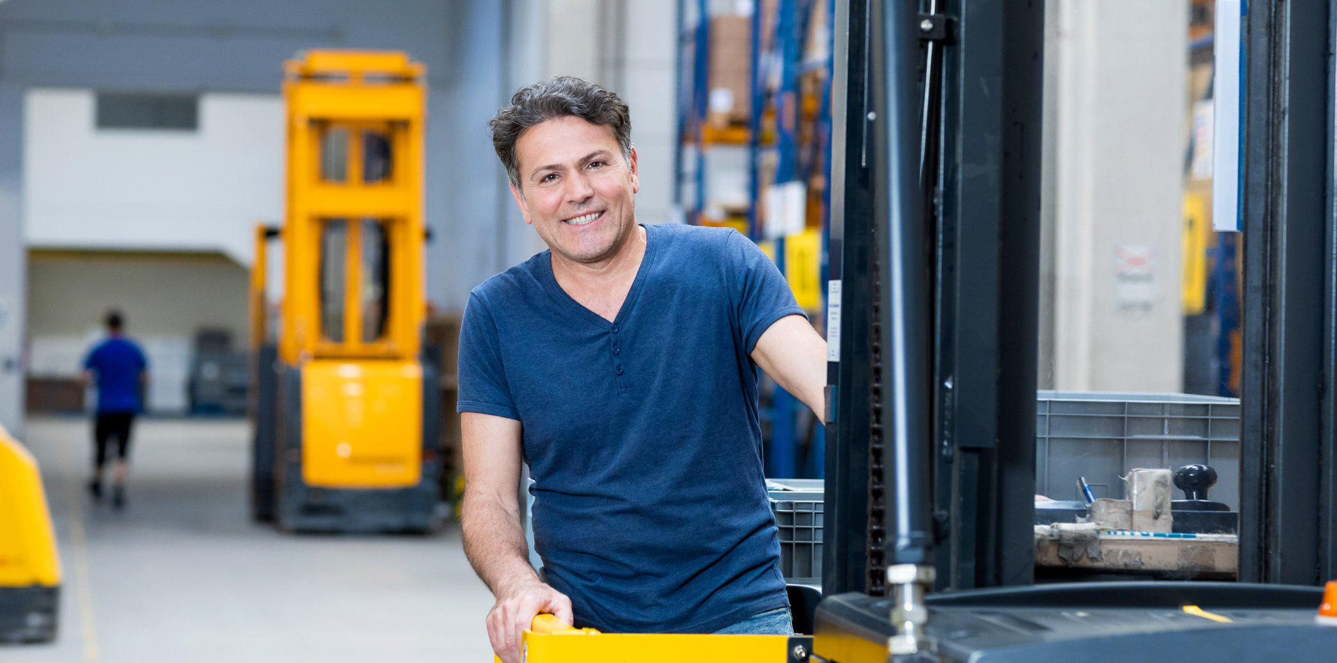 Mitarbeiter auf einem Gabelstapler im Logistikzentrum von DAHLHAUSEN Medizintechnik.
