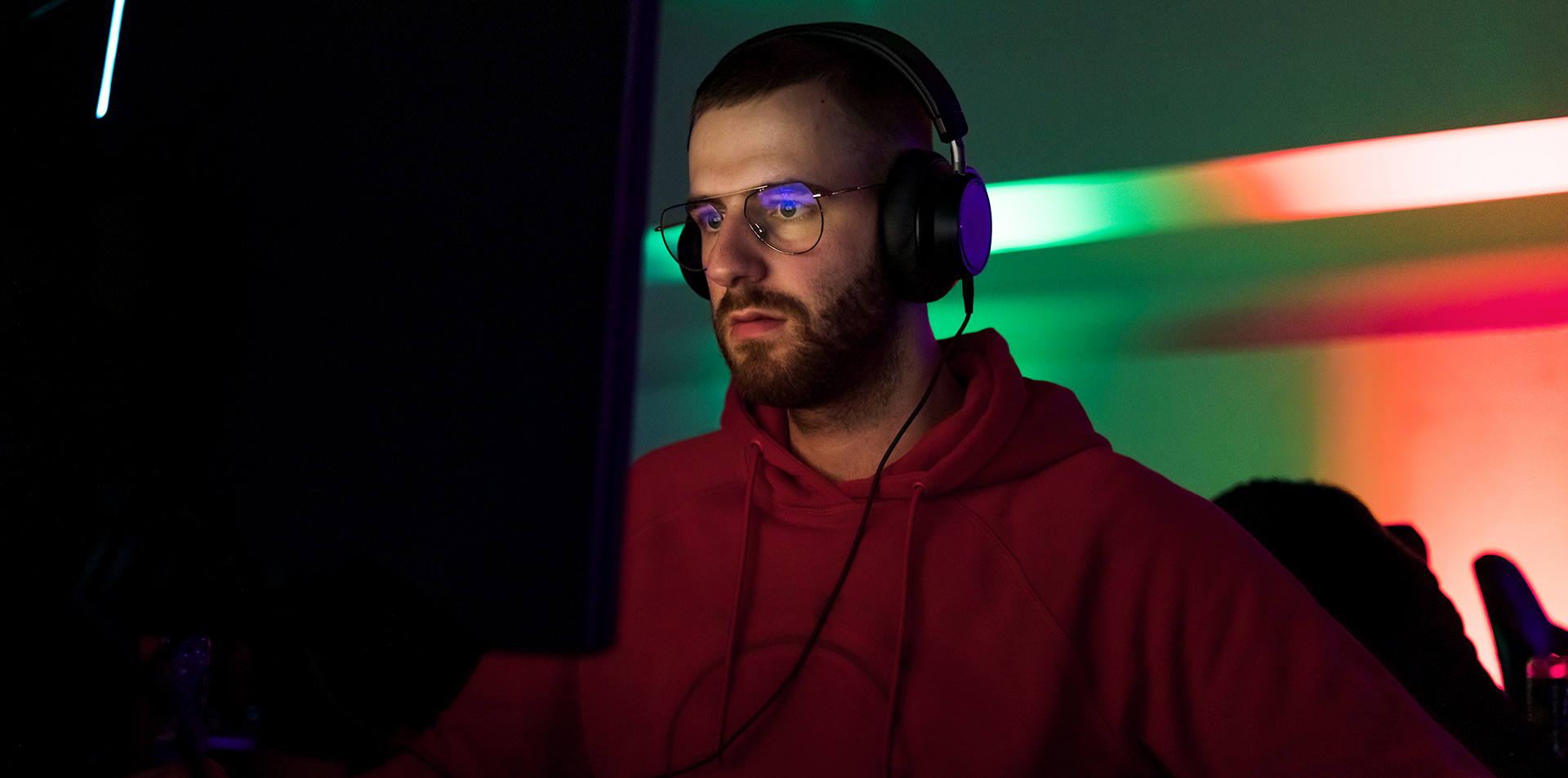 Ein T-Systems-/Telekom-Mitarbeiter schaut konzentriert auf seinen Bildschirm und spielt das neue Cyber Security Game.