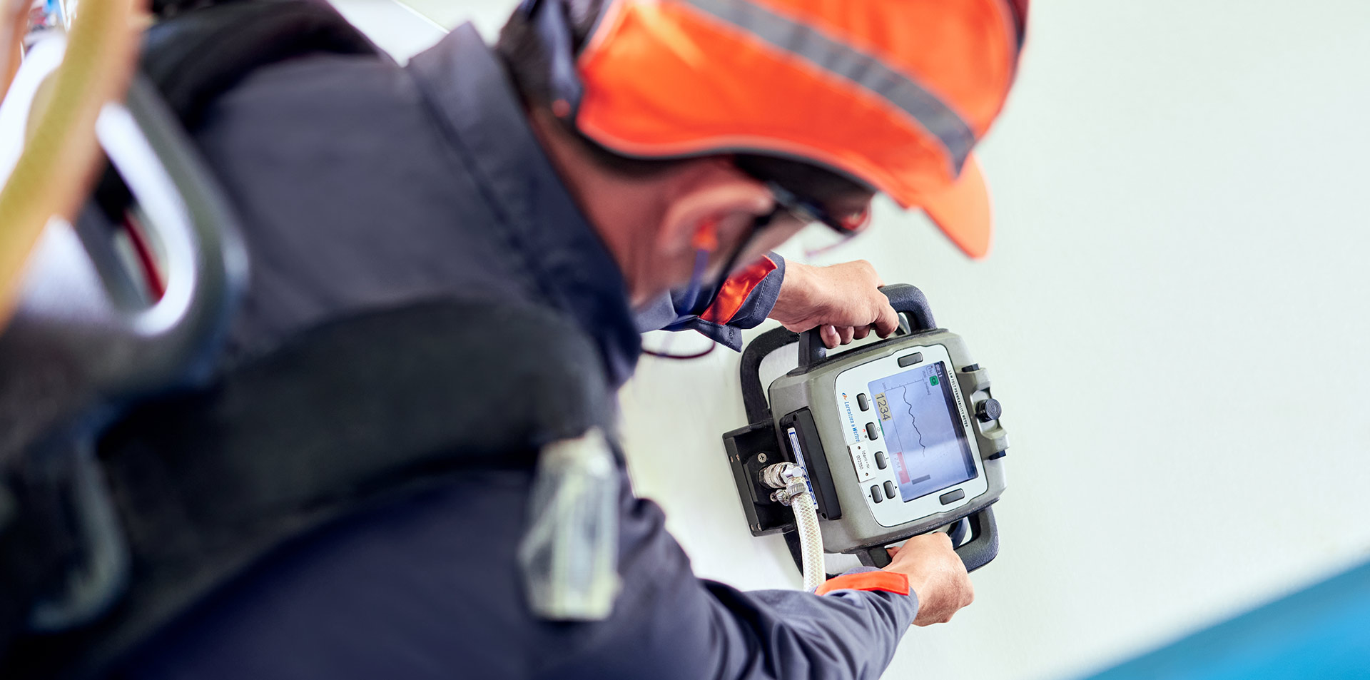 Ein Service-Techniker von Heimbach führt eine FELT-PERM-Analyse an der Papiermaschine durch, bei der die Wasserdurchlässigkeit des Pressfilzes gemessen wird.